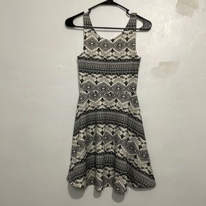 Size 2 Women’s Divided Black and White Tribal Aztec Printed Dress